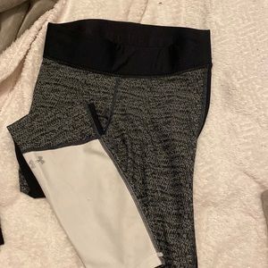 Under Armour - Women’s Leggings - Size M - hardly worn, great condition $20.00